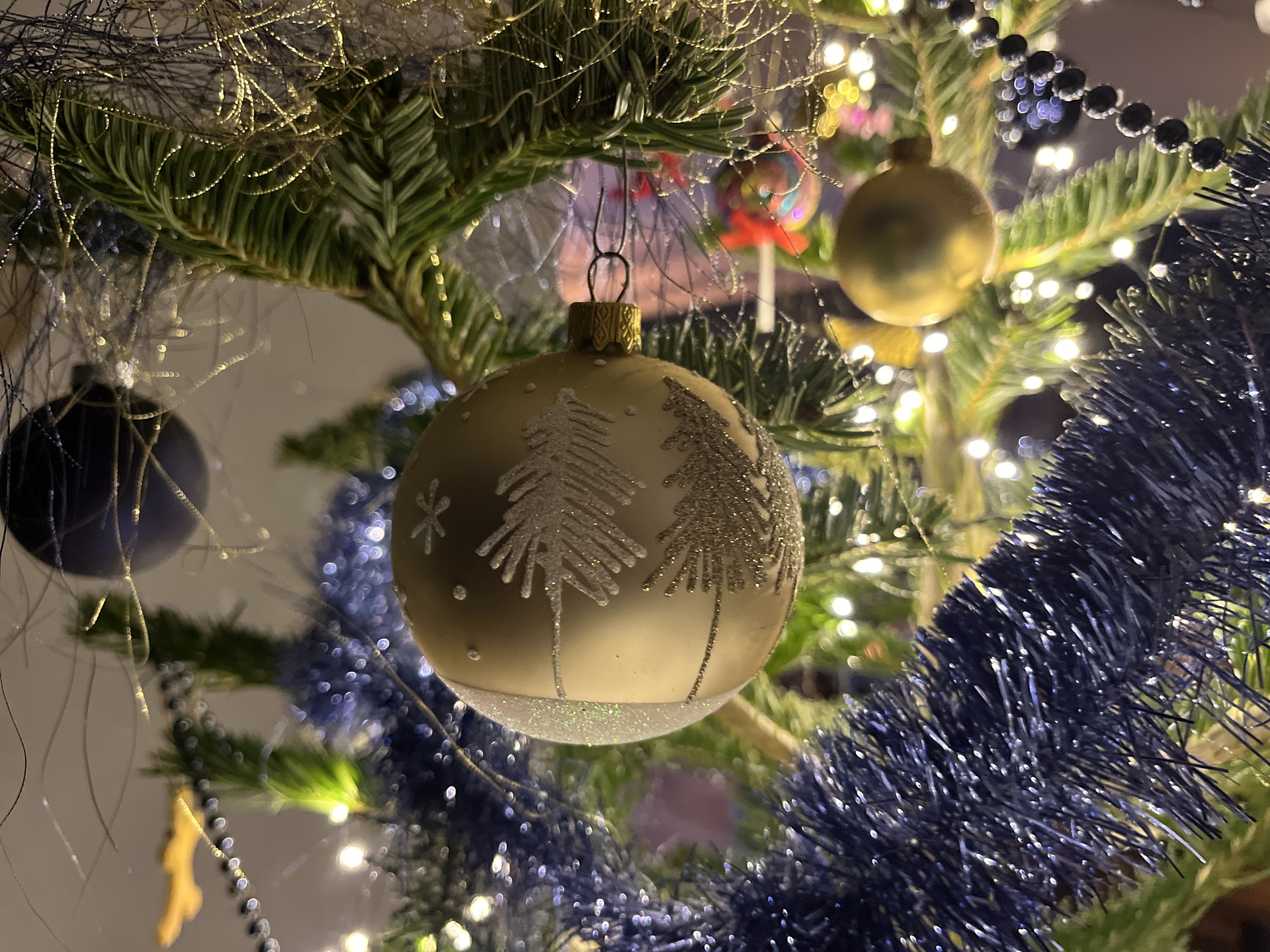 zwenkwieltjes onder boom kerst